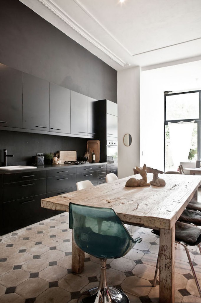 Homelifestyle-Magazine-Ecléctico-black-cabinets-tiles-wood-table-photo-karel-balas