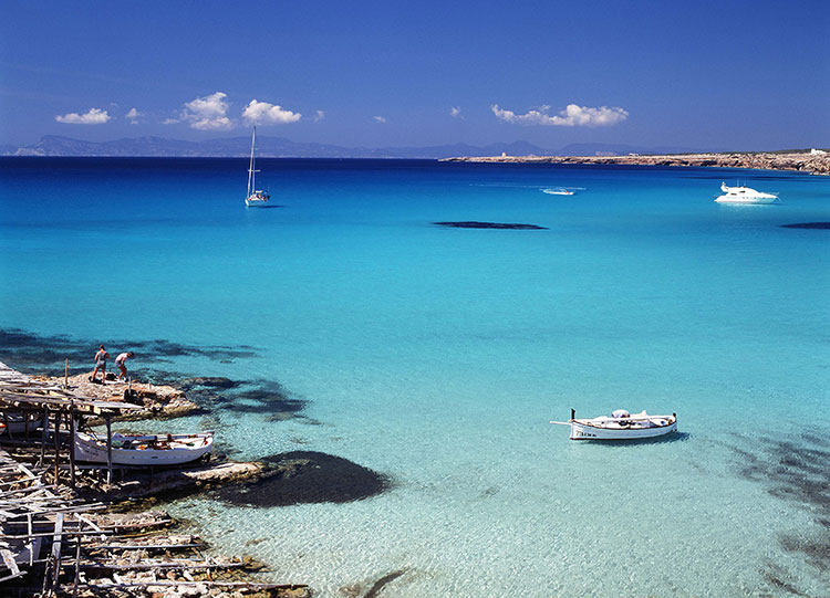 HomeLifeStyle-Magazine-Formentera-en-primavera-barcas